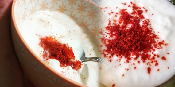 Göbek Eriten Pul Biberli Yoğurt Tarifi