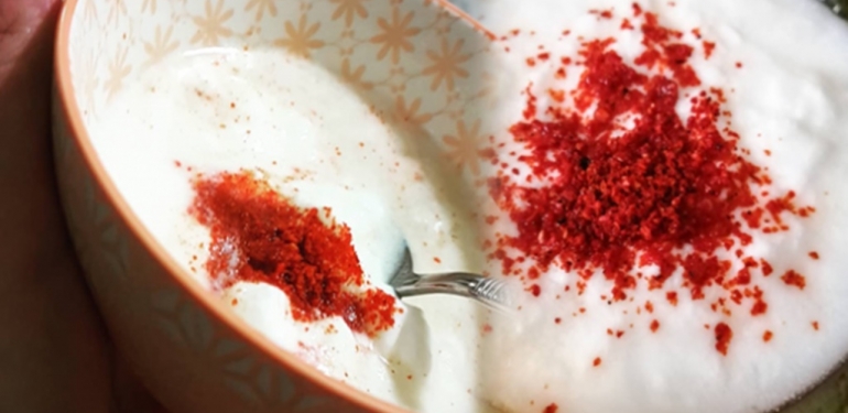 Göbek Eriten Pul Biberli Yoğurt Tarifi